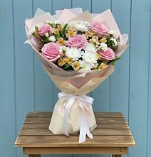 Букет цветов из:  Гвоздики, Орхидеи и Розы в Карагай