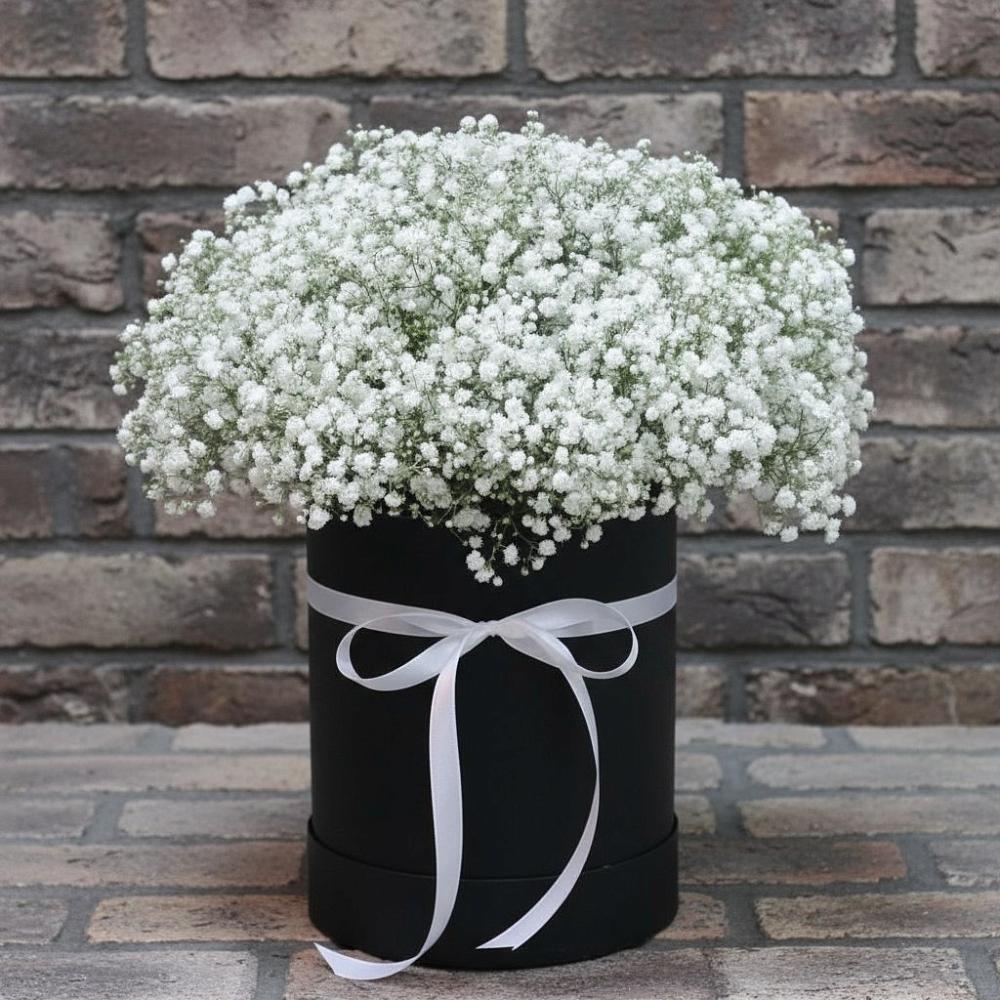 Цветочная композиция из Гипсофила в шляпной коробке в Карагай