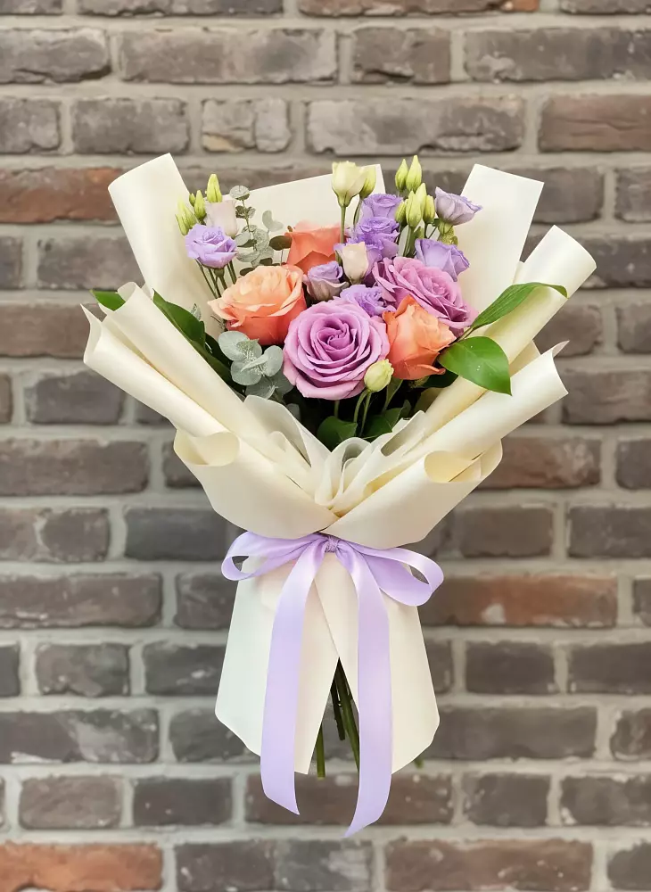 Букет цветов из: Лизиантусы и Розы в Карагай