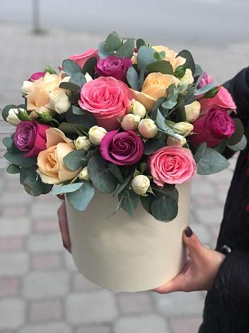 Цветочная композиция из Розы в шляпной коробке в Карагай
