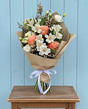 Букет цветов из:  Альстромерии, Лизиантусы, Розы и Хризантемы в Карагай