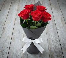 Букет 5 Красных роз Эдлесс Лав в Карагай
